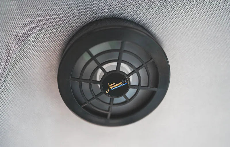 Tente de toit James Baroud Grand RAID M/X/XL, installation sur véhicule, tissu durable, fenêtre et ouverture pour ventilation.
